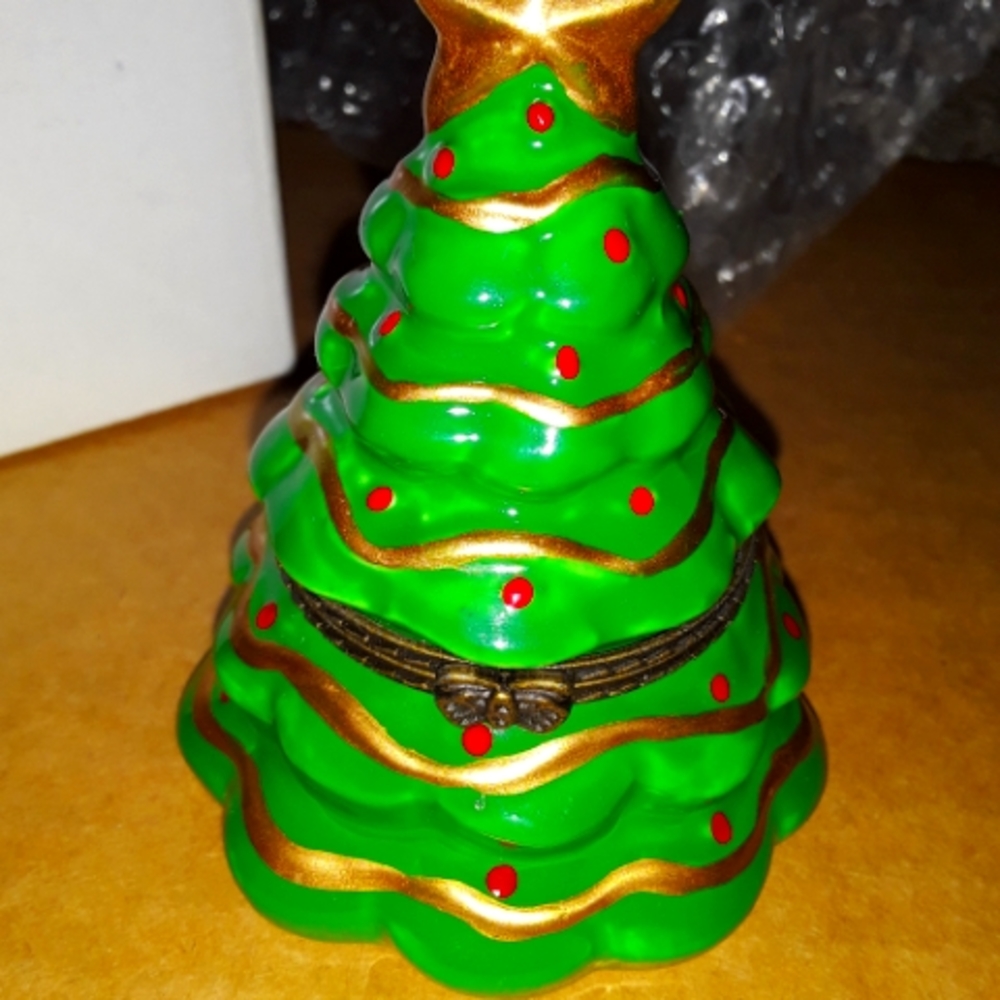 VINTAGE ceramic 3" Christmas Tree Hinge Trinket Box with Unopened Gift Inside